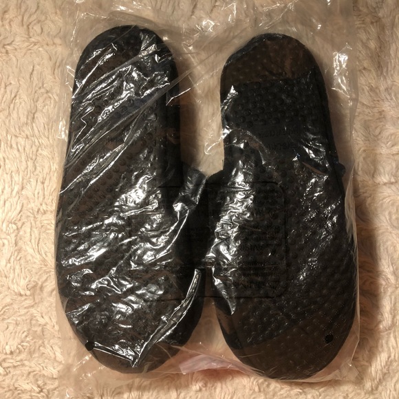 NHL 🏒 Pittsburgh Penguins FOCO Slippers - Picture 5 of 7